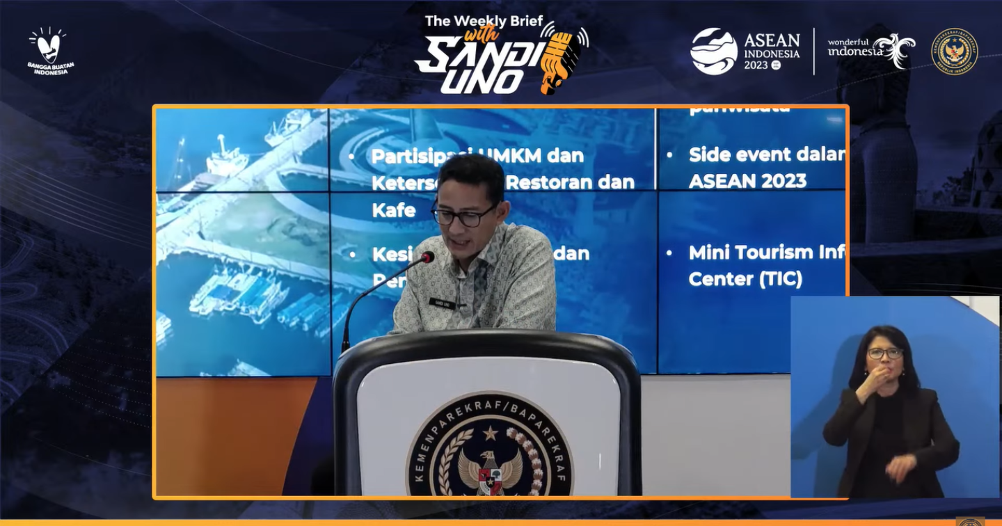 Sandiaga Uno menjelaskan kesiapan akomodasi dan partisipasi UMKM dalam Weekly Brief with Sandi Uno | Sumber: YouTube Kemenparekraf